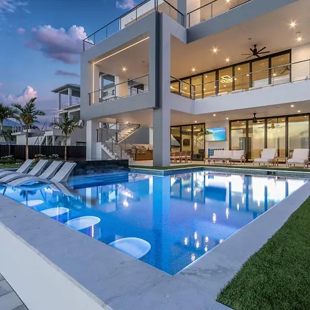 Shoreline Stunner: Luxury Pool, Views, Ev Charger